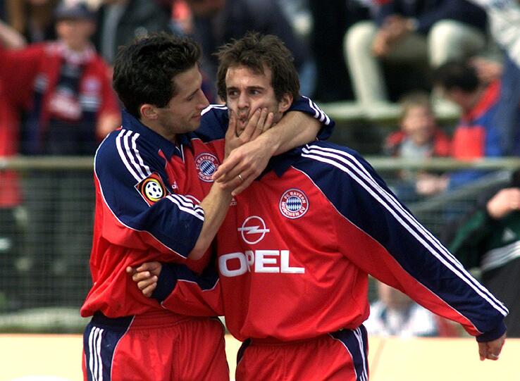 Favorit der Redaktion: Mehmet Scholl in einem seiner grundsätzlich etwas zu großen Tirkots - hier in der Spielzeit 2000/2001.