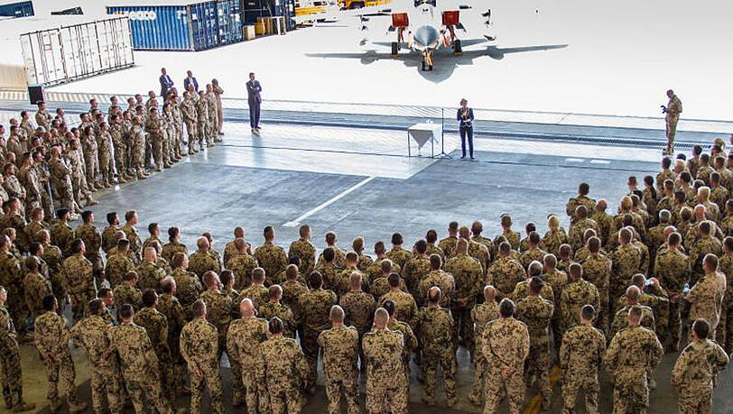 Verteidigungsministerin Ursula von der Leyen bei einem Besuch in Incirlik am 1. Juli 2016. Verteidigungsministerin Ursula von der Leyen bei einem Besuch in Incirlik am 1. Juli 2016.