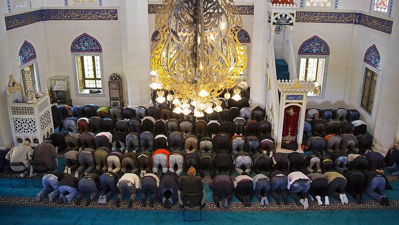 Mittagsgebet in einer Moschee in Berlin-Neukölln: Von Muslimen fordert Seyran Ates, sich von den extremistischen Strömungen in der Religion stärker zu distanzieren. Mittagsgebet in einer Moschee in Berlin-Neukölln: Von Muslimen fordert Seyran Ates, sich von den extremistischen Strömungen in der Religion stärker zu distanzieren.
