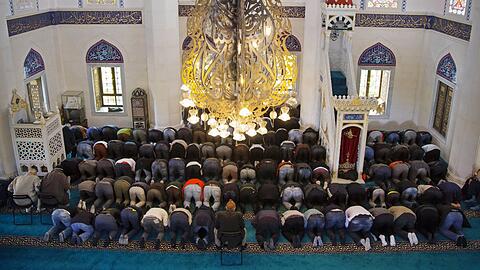Mittagsgebet in einer Moschee in Berlin-Neukölln: Von Muslimen fordert Seyran Ates, sich von den extremistischen Strömungen in der Religion stärker zu distanzieren.