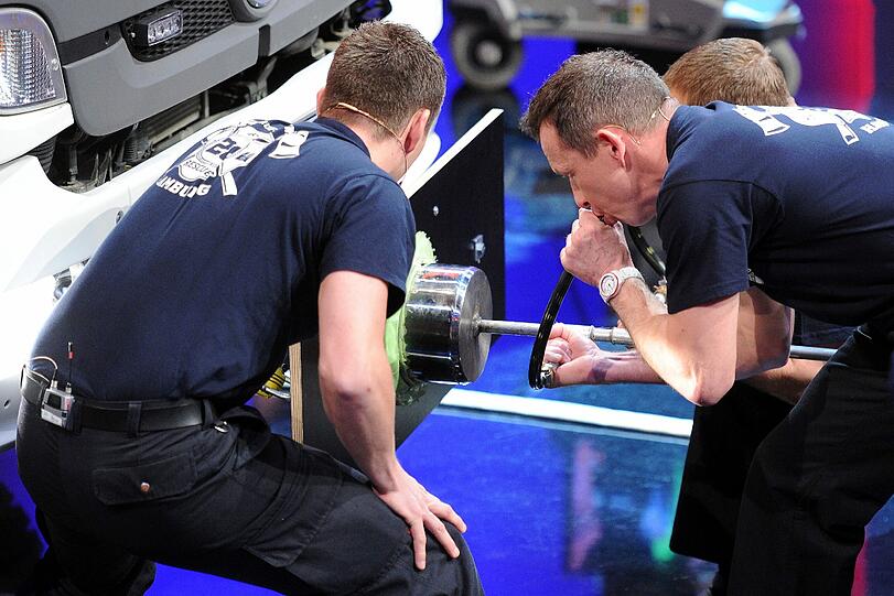 Das Team der Feuerwehr Hamburg-Bergedorf führt seine Wette vor und zieht einen Gerätewagen.