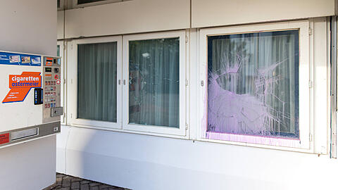 Lila Farbe klebt am Fenster der Gaststätte.