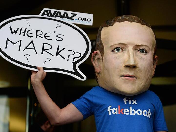 Nicht nur dieser Aktivist fragt sich das: Parlamentarier aus der ganzen Welt trafen sich in London, um über die Auswirkungen von Falschinformationen auf die Demokratie zu diskutieren - ohne den Facebook-Chef.