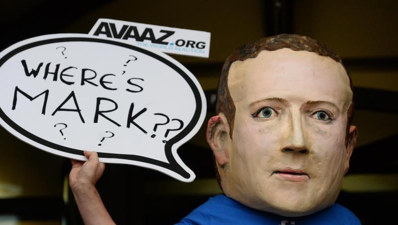 Nicht nur dieser Aktivist fragt sich das: Parlamentarier aus der ganzen Welt trafen sich in London, um über die Auswirkungen von Falschinformationen auf die Demokratie zu diskutieren - ohne den Facebook-Chef. Nicht nur dieser Aktivist fragt sich das: Parlamentarier aus der ganzen Welt trafen sich in London, um über die Auswirkungen von Falschinformationen auf die Demokratie zu diskutieren - ohne den Facebook-Chef.