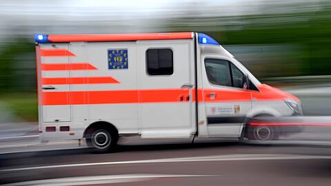 Bei einem Unfall auf der B471 am Freitagmorgen wurden drei Personen verletzt, eine davon schwer. (Symbolbild)