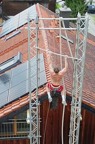 Die Himmelsleiter hat sich Simon Brunner vor das elterliche Wohnhaus gebastelt. Daran trainiert er für seinen TV-Auftritt bei "Ninja Warrior". Die Himmelsleiter hat sich Simon Brunner vor das elterliche Wohnhaus gebastelt. Daran trainiert er für seinen TV-Auftritt bei "Ninja Warrior".