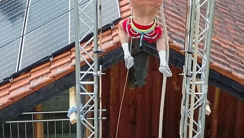 Die Himmelsleiter hat sich Simon Brunner vor das elterliche Wohnhaus gebastelt. Daran trainiert er für seinen TV-Auftritt bei "Ninja Warrior".