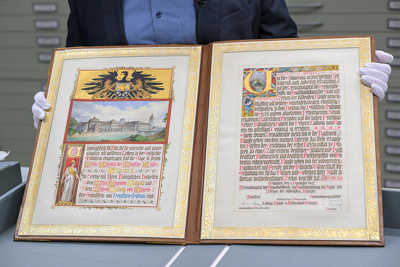 In dieser prächtig bemalten Urkunde sichert die Stadt München die Stiftung eines Denkmals für den Schirmherren des Museums, Prinz Ludwig von Bayern, später Ludwig III., zu. Das wurde allerdings nie gebaut.