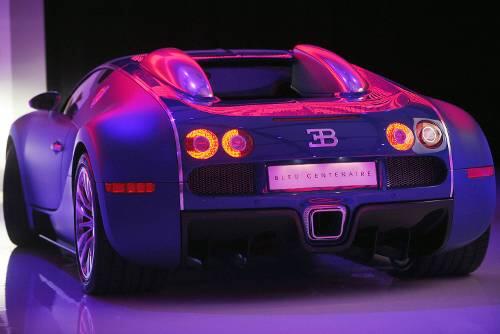 Den Veyron &bdquo;Bleu Centenaire&ldquo; schenkt sich Bugatti zum 100. Geburtstag.