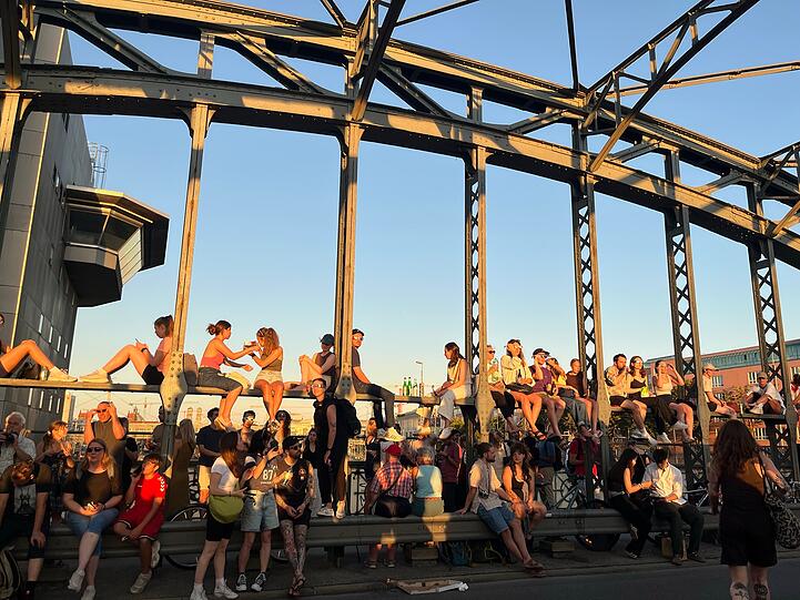 Einer der Sofi-Hotspots in M&uuml;nchen: die Hackerbr&uuml;cke.
