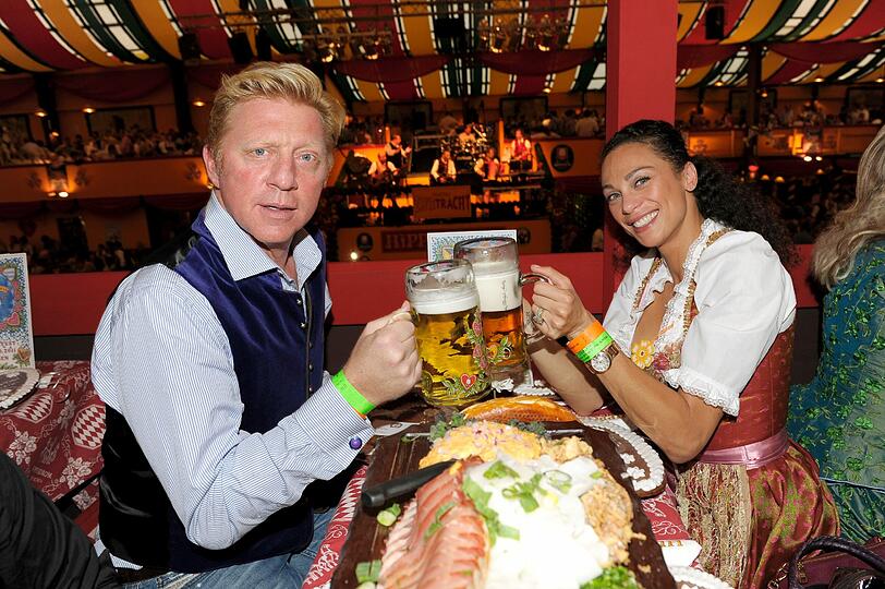 Boris Becker und seine Lilly prosten sich am Samstag im Hippodrom zünftig mit Maßkrügen zu.