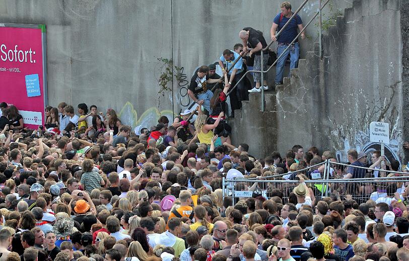 Bei der Loveparade in Duisburg am 24. Juli 2010 starben 21 Menschen im tödlichen Gedränge. Bilder von der Katastrophe.