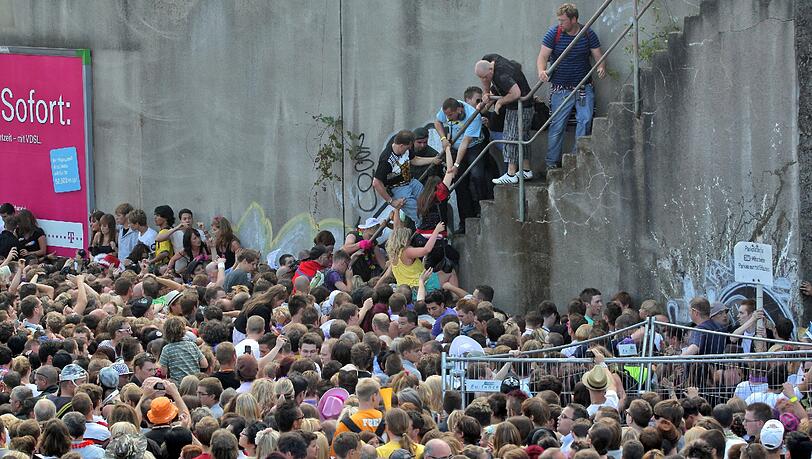 Bei der Loveparade in Duisburg am 24. Juli 2010 starben 21 Menschen im tödlichen Gedränge. Bilder von der Katastrophe. Bei der Loveparade in Duisburg am 24. Juli 2010 starben 21 Menschen im tödlichen Gedränge. Bilder von der Katastrophe.