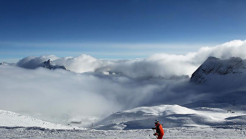 Blick auf das Zugspitz-Blatt: Tourengeher sind auf der Zugspitze in eine Lawine geraten. Blick auf das Zugspitz-Blatt: Tourengeher sind auf der Zugspitze in eine Lawine geraten.