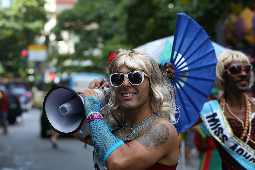 In Rio de Janeiro, der Karneval-Stadt schlechthin, sind die Leute aus dem Häuschen. Kaum zu glauben dass diese Bilder von einer Probe stammen.