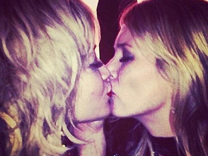 Auf Instagram vergibt Rita Ora (l.) ein Küsschen an ihre Mutter Kate