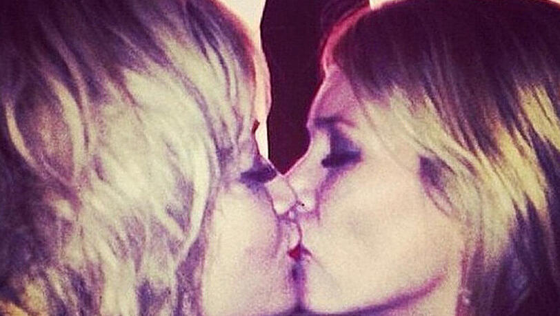 Auf Instagram vergibt Rita Ora (l.) ein Küsschen an ihre Mutter Kate Auf Instagram vergibt Rita Ora (l.) ein Küsschen an ihre Mutter Kate