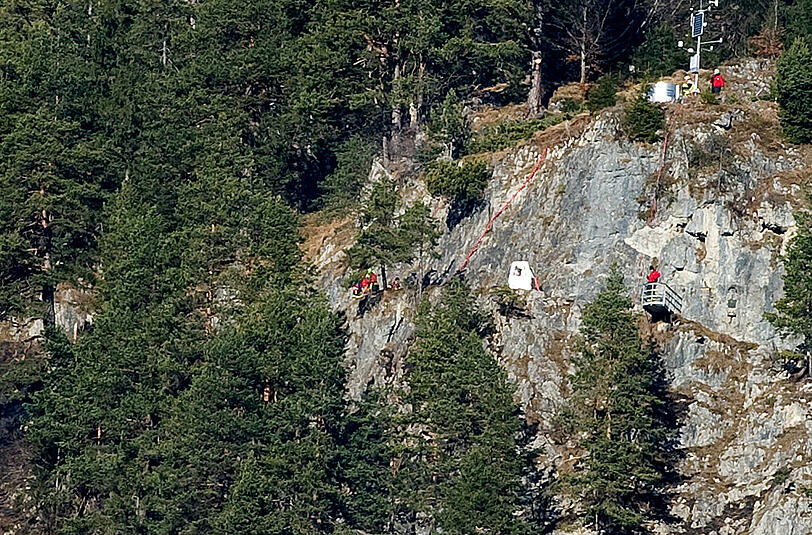 Einsätzkräfte stehen in Garmisch-Partenkirchen unterhalb des Kramers in der Nähe der Brandstelle.