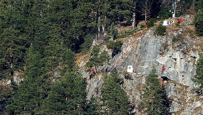 Einsätzkräfte stehen in Garmisch-Partenkirchen unterhalb des Kramers in der Nähe der Brandstelle. Einsätzkräfte stehen in Garmisch-Partenkirchen unterhalb des Kramers in der Nähe der Brandstelle.
