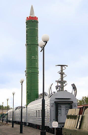 Ein russischer Raketenzug mit der letzten verbliebenen RT-23 Interkontinentalrakete im Eisenbahn-Museum von Sankt Petersburg.