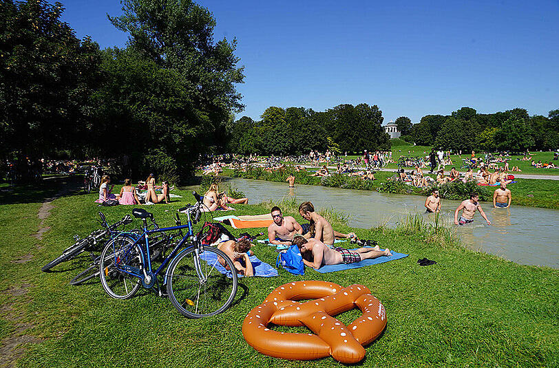 Sonnenanbeter relaxten am Montag im Englischen Garten.