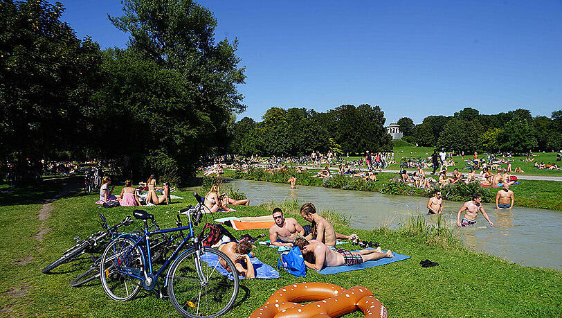 Sonnenanbeter relaxten am Montag im Englischen Garten. Sonnenanbeter relaxten am Montag im Englischen Garten.