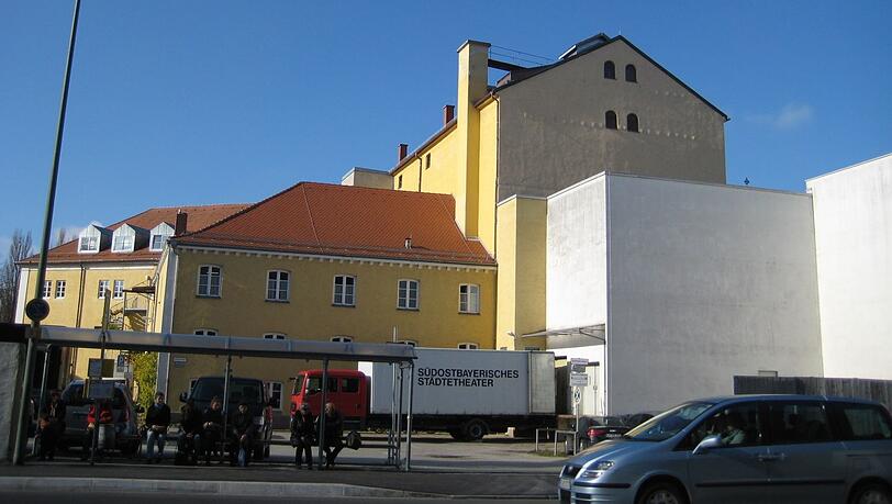 Für die Fortführung des Theaterbetriebs an seiner alten Spielstätte gibt es zwei Vorschläge, die jeweils einen Anbau vorsehen. Für die Fortführung des Theaterbetriebs an seiner alten Spielstätte gibt es zwei Vorschläge, die jeweils einen Anbau vorsehen.