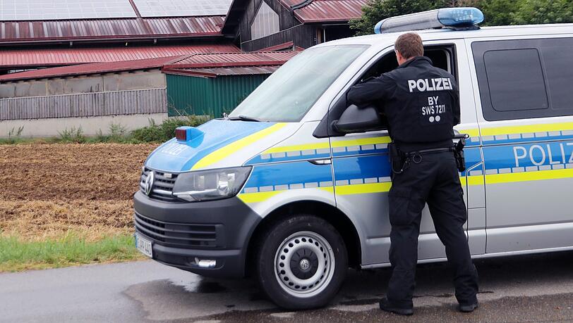 Nach Tierquälerei-Vorwürfen ist der Milchviehbetrieb im Allgäu durchsucht worden. Ein Sprecher der Memminger Staatsanwaltschaft bestätigte die Razzia in dem Unternehmen.
