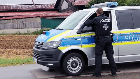 Nach Tierquälerei-Vorwürfen ist der Milchviehbetrieb im Allgäu durchsucht worden. Ein Sprecher der Memminger Staatsanwaltschaft bestätigte die Razzia in dem Unternehmen.