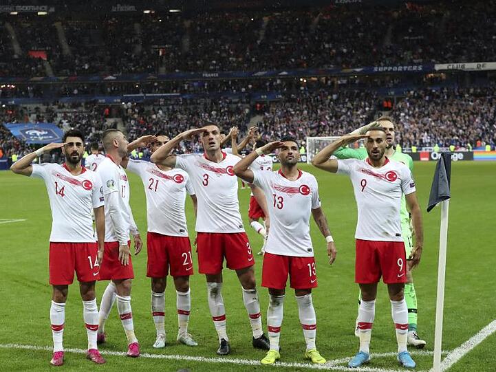 Die türkischen Spieler Mahmut Tekdemir (l-r), Burak Yilmaz, Irfan Kahveci, Merih Demiral, Umut Meras, Mert Günok und Cenk Tosun salutiern vor den Fans.