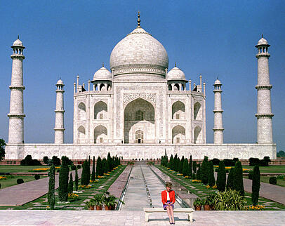 Diana im Februar 1992 allein vor dem Taj Mahal in Indien - Charles fehlt sichtlich.