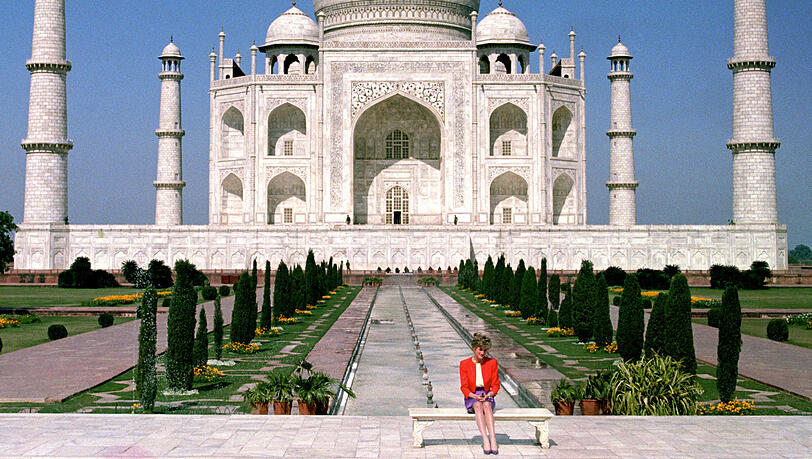 Diana im Februar 1992 allein vor dem Taj Mahal in Indien - Charles fehlt sichtlich. Diana im Februar 1992 allein vor dem Taj Mahal in Indien - Charles fehlt sichtlich.