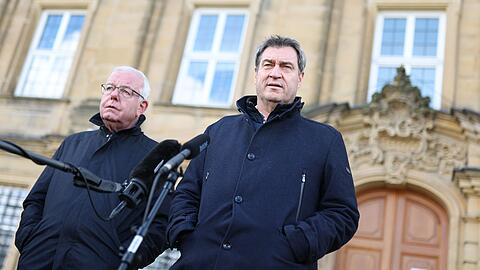 Markus Söder (r), CSU-Parteivorsitzender und Ministerpräsident von Bayern, spricht.