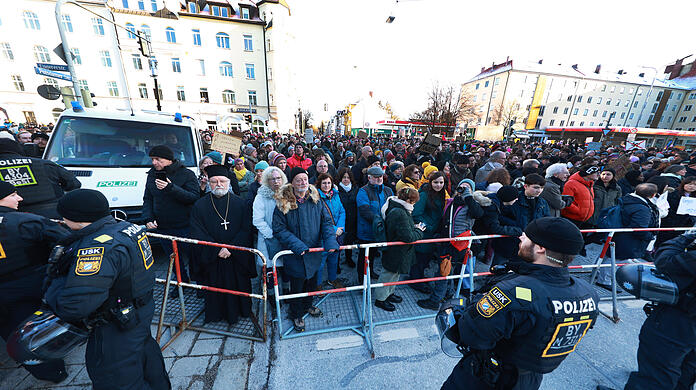 Nach Absage der Demo sperrt die Polizei die Potsdamer Straße in München ab.