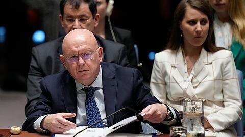 Der russische UN-Botschafter Wassili Nebensja erklärt bei einer Sitzung des Sicherheitsrates der Vereinten Nationen Moskaus Bereitschaft zu einer möglichen Waffenruhe. (Archivbild)