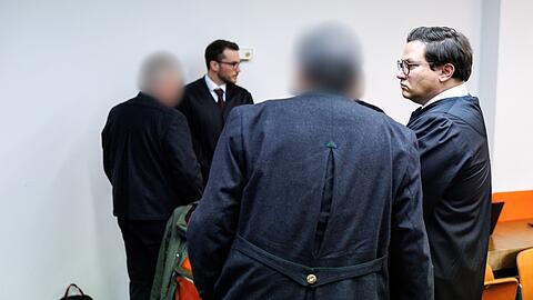 Die Angeklagten und ihre Anw&auml;lte vor dem Urteil.