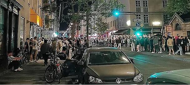 Die Schellingstra&szlig;e im Sommer 2025 an der Kreuzung T&uuml;rkenstra&szlig;e. F&uuml;r die Feiernden eine tolle Meile, um sich zu treffen &ndash; Anwohner h&ouml;ren das bunte Treiben freilich bis in ihre Wohnungen.