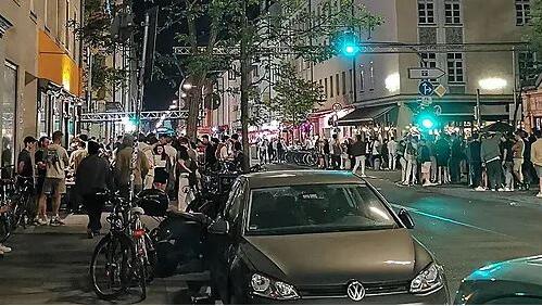 Die Schellingstra&szlig;e im Sommer 2025 an der Kreuzung T&uuml;rkenstra&szlig;e. F&uuml;r die Feiernden eine tolle Meile, um sich zu treffen &ndash; Anwohner h&ouml;ren das bunte Treiben freilich bis in ihre Wohnungen.