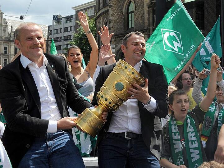 Titelsause: Die Bremer Pokalsieger um Trainer Thomas Schaaf. (l.) und Manager Klaus Allofs