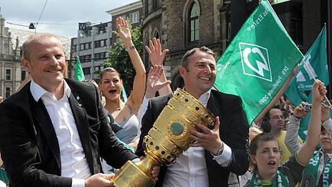 Titelsause: Die Bremer Pokalsieger um Trainer Thomas Schaaf. (l.) und Manager Klaus Allofs