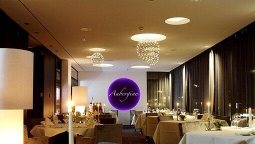Die Einrichtung des Gourmetrestaurants ist schlicht, aber elegant. Die Einrichtung des Gourmetrestaurants ist schlicht, aber elegant.