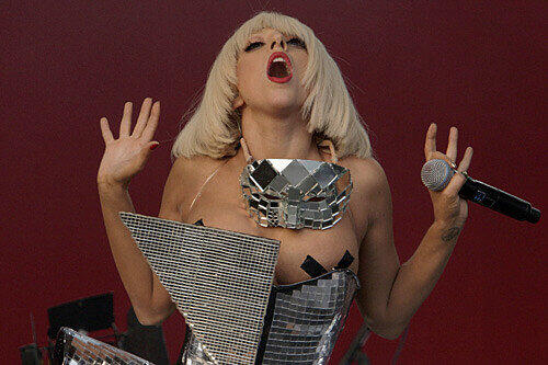 Huuuch! Da war das Kleid bei Lady Gaga doch ein wenig zu knapp. Immerhin hat sie mit Klebeband nachgeholfen.