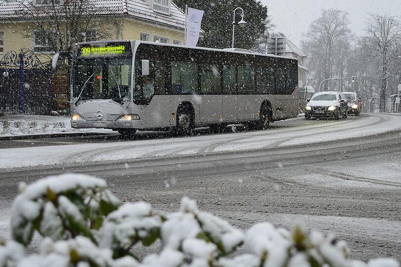 Eine dünne Schneeschicht bedeckt am 31.03.2015 die Straße und Büsche in Pulsnitz (Sachsen). Wenige Tage vor Ostern ist in Sachsen, Sachsen-Anhalt und Thüringen der Winter kurz zurückgekehrt. In den Nacht- und Morgenstunden sei flächendeckend Schneeregen oder Schnee gefallen, teilte der Deutsche Wetterdienst mit.