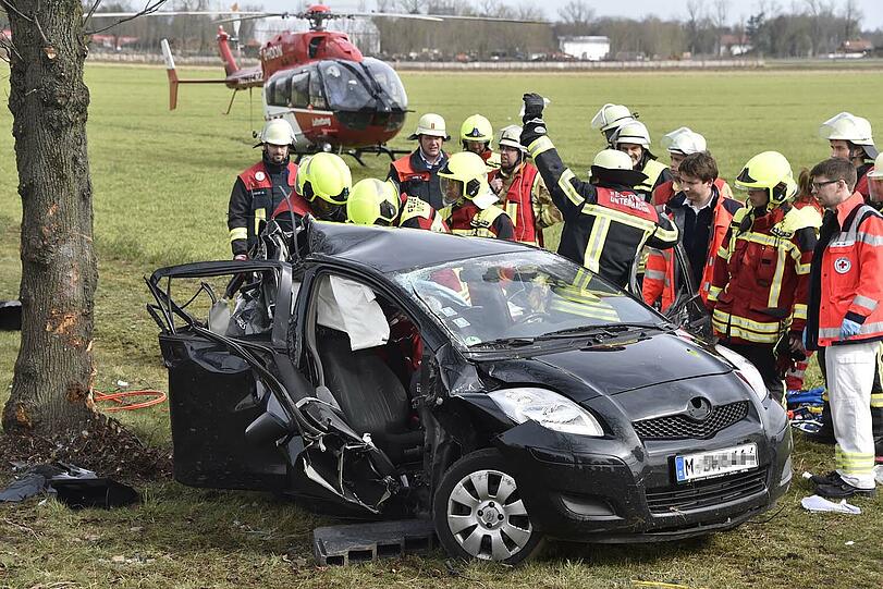 Schwerer Unfall auf der A8. Ein Toyota prallte gegen einen Baum.