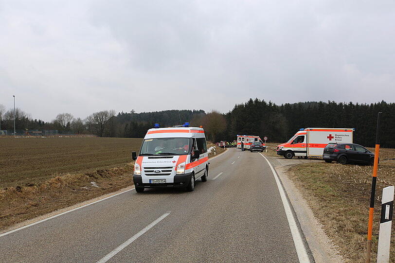 Sieben Feuerwehren, fünf Rettungswagen, vier Notärzte und ein Hubschrauber rückten zur Unfallstelle an.
