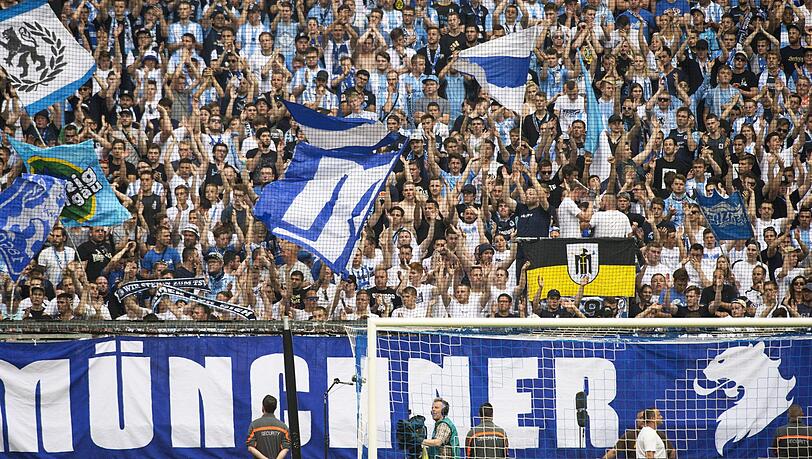 Ungeliebter Ort: Fans des TSV 1860 in der Allianz Arena. Ungeliebter Ort: Fans des TSV 1860 in der Allianz Arena.
