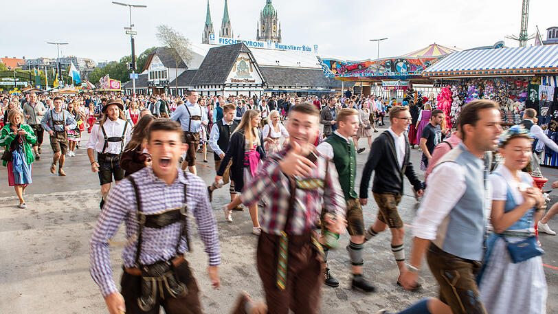 Die Besucher strömen aufs Festgelände.