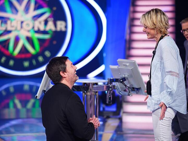 Kandidat Thomas Berg machte seiner Lebensgefährtin Julia Kadic in der RTL-Quizshow "Wer wird Millionär?" - einen Heiratsantrag.