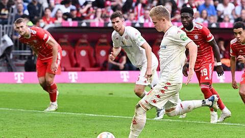 Jonathan Burkardt von Mainz schießt einen Strafstoß.