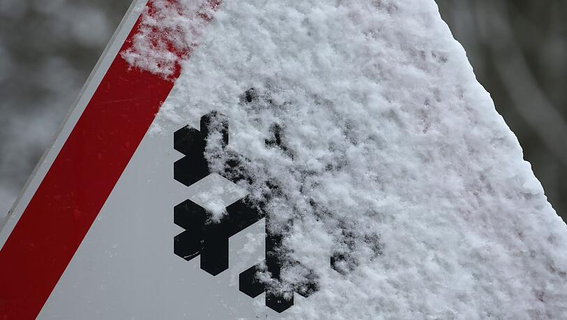 Bei winterlichen Stra&szlig;enverh&auml;ltnissen sind in Bayern einige Unf&auml;lle passiert. (Symbolbild)